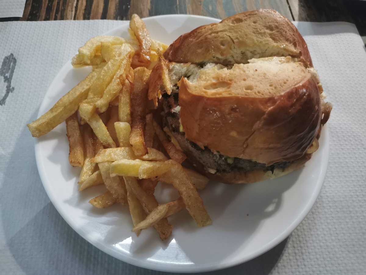 erauncrass's tweet photo. Mira que va... De las mejores hamburguesas que he comido en mi vida.
En la Vaquería de Arinaga. Los ingredientes los pueden ver en la segunda foto. Sabrosísima y el pan una locura absoluta. 10/10🏆
Coman macdona. https://t.co/Nupr10ni2X