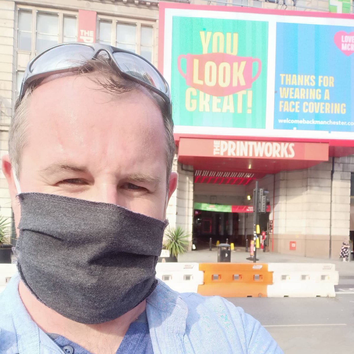ShaunFarrelly's tweet photo. Well, it would be rude to argue with a big electronic billboard 🤭

Still, important message, wear a mask

#Manchester #WelcomeBackManchester #WearAMask #WearAFacemask #Facemask #FacemaskSelfie #StaySafe https://t.co/9HUGxIAU4p