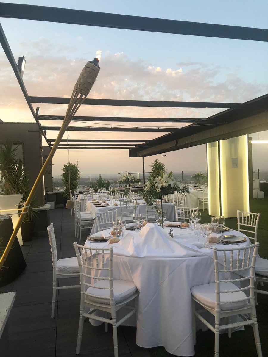 HCondestable's tweet photo. 🥰¡Hoy es día de #boda en el Condestable!👰🏻

✨Y eso se nota en el ambiente desde primera hora de la mañana. Nuestro personal de eventos cuida cada detalle con nervios e ilusión.

💕Es uno de los días más importantes de su vida y es nuestra obligación que todo salga perfecto. https://t.co/QJriDKMAis