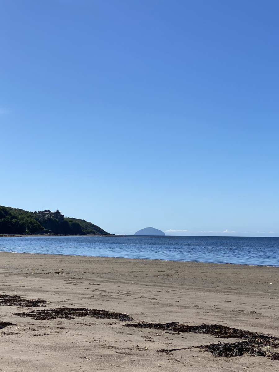 cathyjamieson's tweet photo. Beach day earlier so out for a twilight walk round Mauchline tonight! 

#hopeandmemorieswalkforacs #walkdownthelockdown

If you can spare a small donation to help Ayrshire Cancer Support please go to my just giving page

https://t.co/RycV0OOQ3N https://t.co/3c4yPXorSb