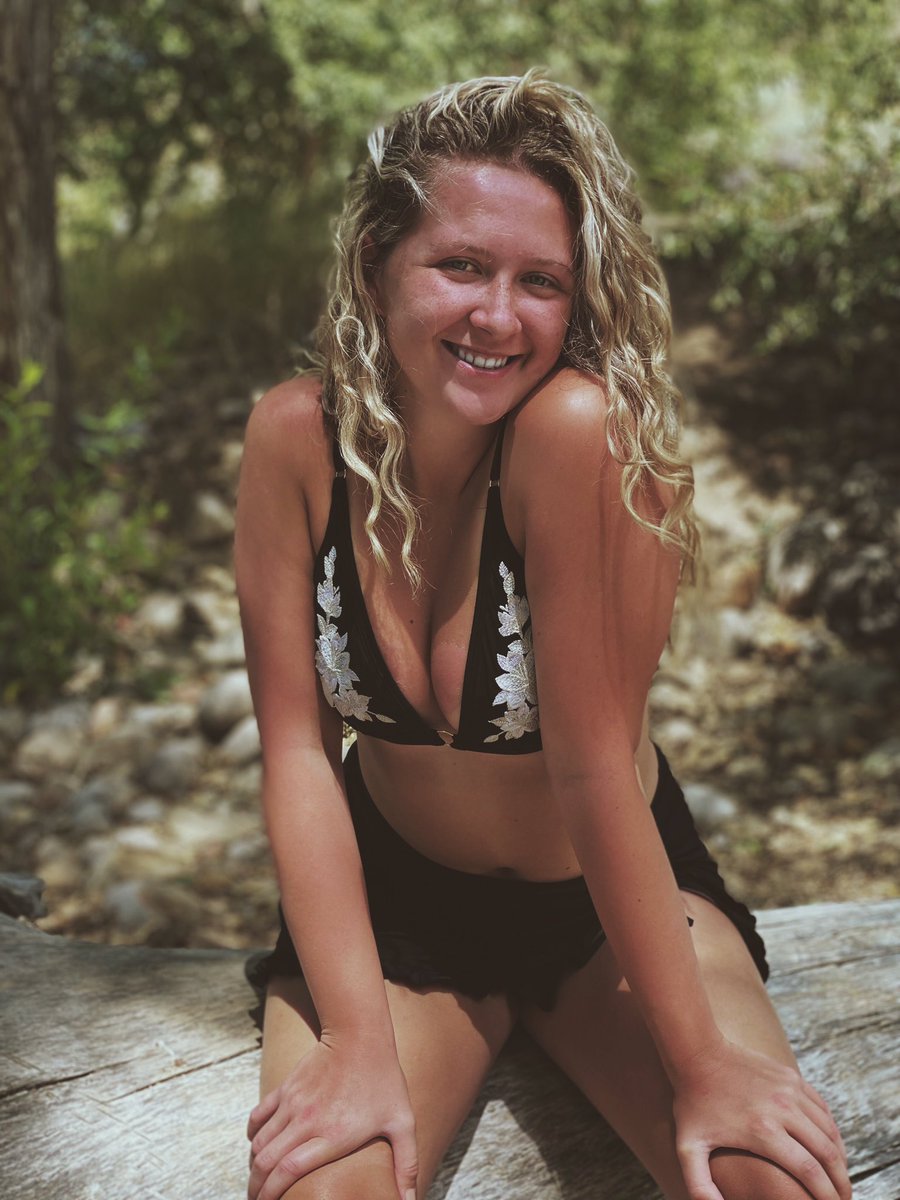 madalyn_erin's tweet photo. Shoutout to jake for being my photographer https://t.co/GHb32p4gLh