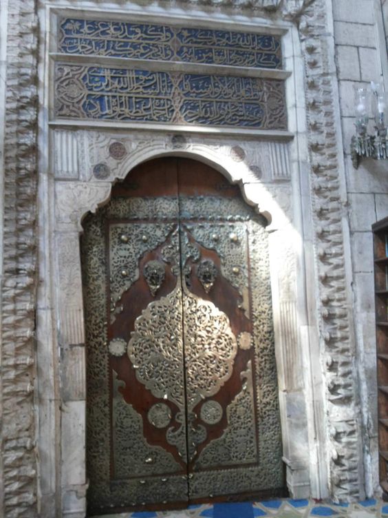 ياسيدنا الحسين الكل واقف هنا على الباب
عشمانين فى نظرة رضا تفتح لنا الأبواب

يارب بحق سيدنا النبى وآل بيته تفتح لنا الأبواب