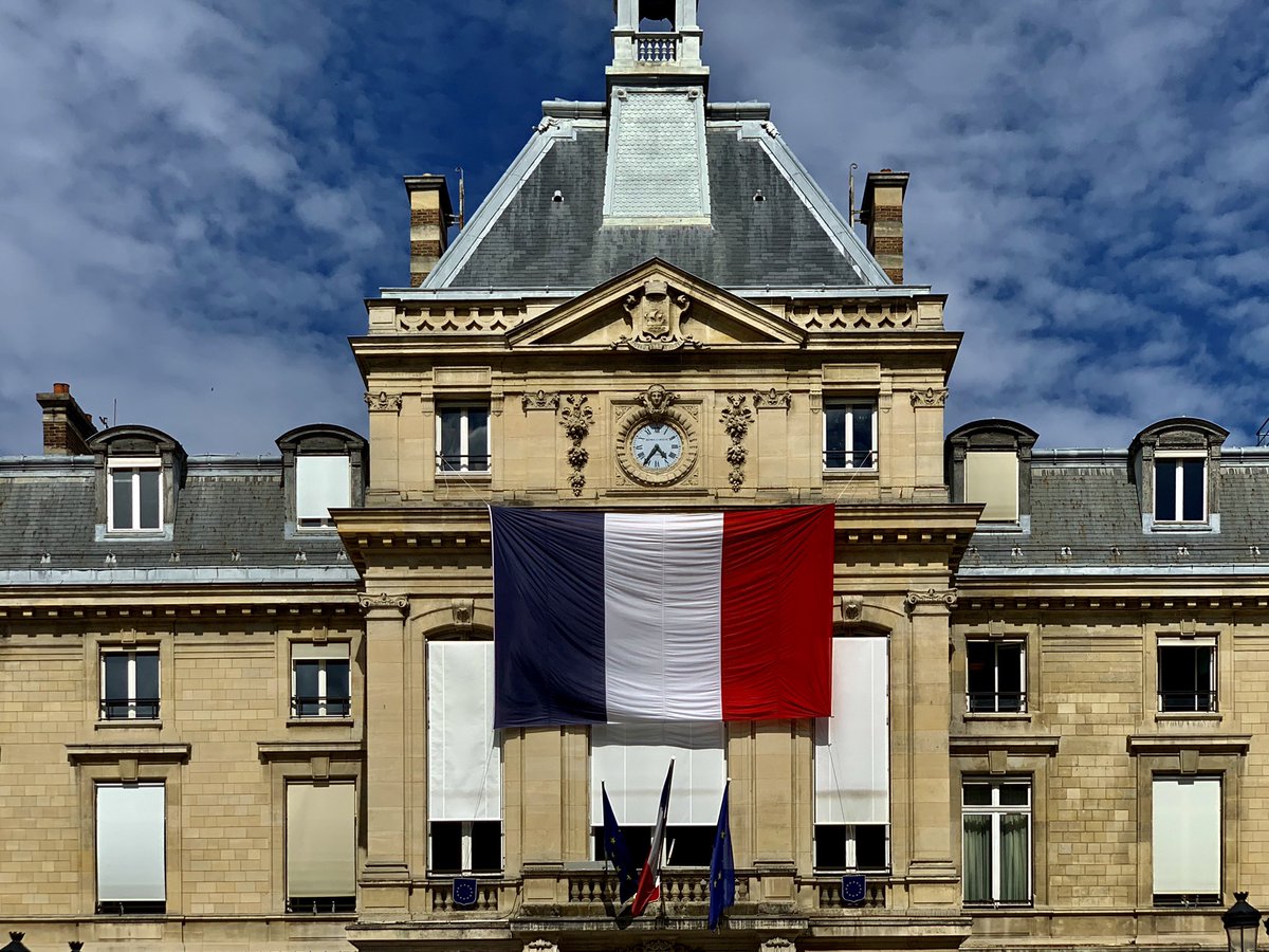 mairie15's tweet photo. 1/2 @Philippe_Goujon met la Mairie de #Paris15 à la disposition du collectif Solidarité-France-Liban composé de 30 associations d’aide aux Libanais, de ce dimanche 9 au vendredi 14 août pour stocker les dons de première nécessité recueillis auprès des Parisiens #Beyrouthexplosion https://t.co/56H0RSuWwY