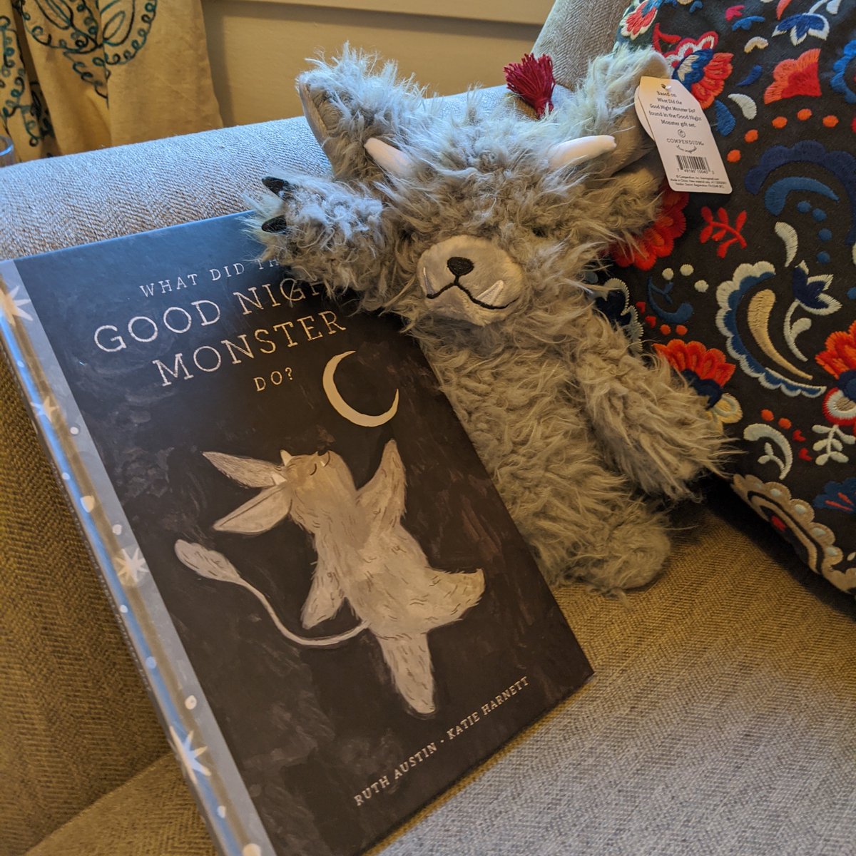 EditedRuth's tweet image. With everything in the world as it is, I've found myself hesitant to blow my own trumpet. But, heck, couldn't we all use something to chase away bad dreams? And @katie_harnett's illustrations are warm, funny, kind, and oh just everything! 
live-inspired.com/catalog/produc…