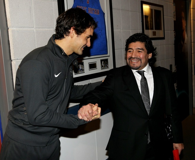 \"Fuiste, sos y serás el más GRANDE. No hay nadie que te pueda asomar\".

Happy Birthday 3 9 Roger Federer 