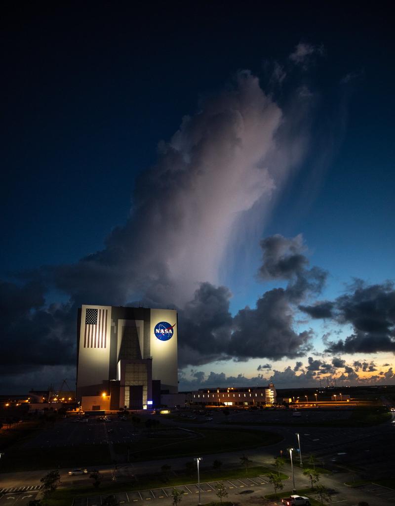 NASAKennedy's tweet image. An early sunrise view of the iconic Vehicle Assembly Building (VAB). 🌅

The VAB served as the final assembly location of the Saturn V rocket and Space Shuttle. Soon @NASA_SLS will be assembled inside before heading to the launch pad for trips to the Moon: nasa.gov/artemis