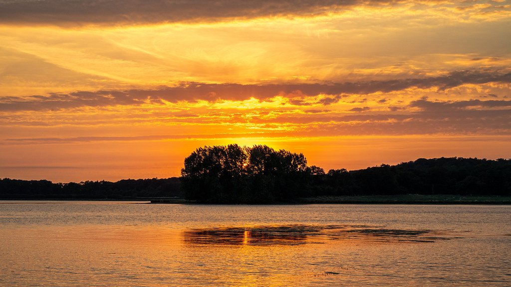 Photo_Rutland's tweet photo. Sunset @RutWaterPark 3 ways this evening. 1st pic as the sun set behind the trees  2nd pic in the afterglow and 3rd pic a 4 minute long exposure as the clouds rolled in. @StormHour #photography https://t.co/6IpdkrYu9b