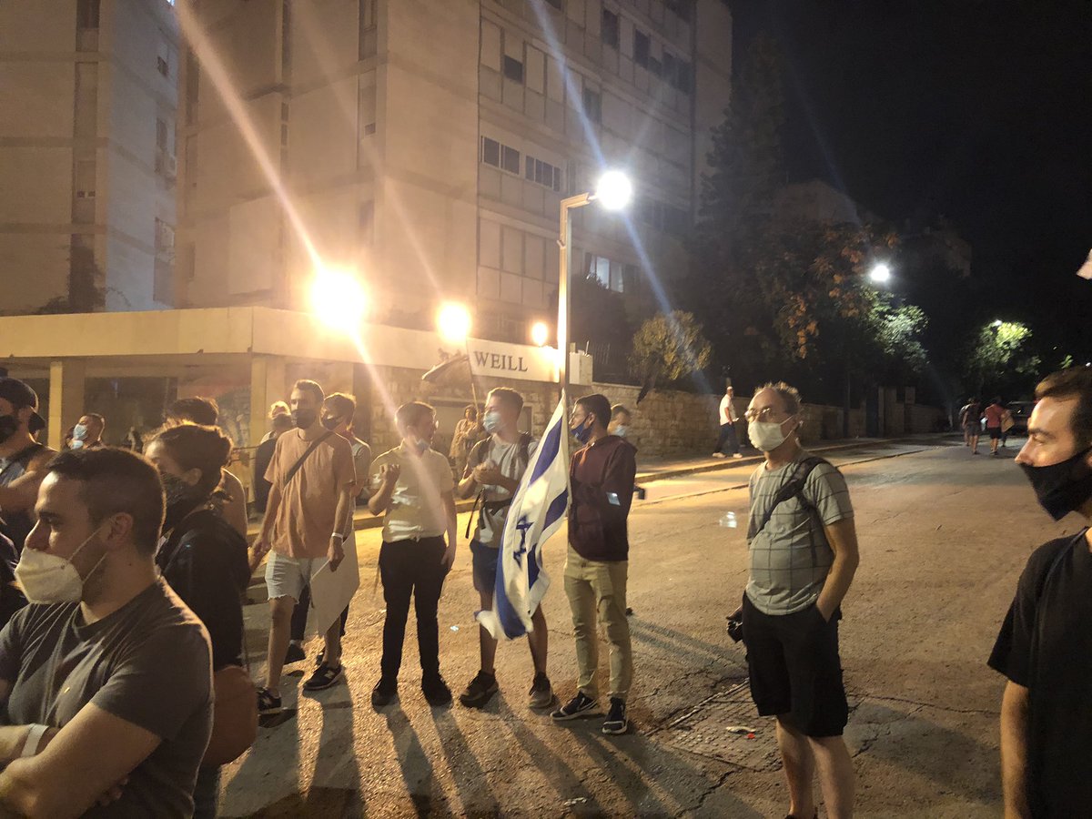 A few Bibi supporters hanging around, engaging (non-violently) with some protestors as they leave and applauding the police