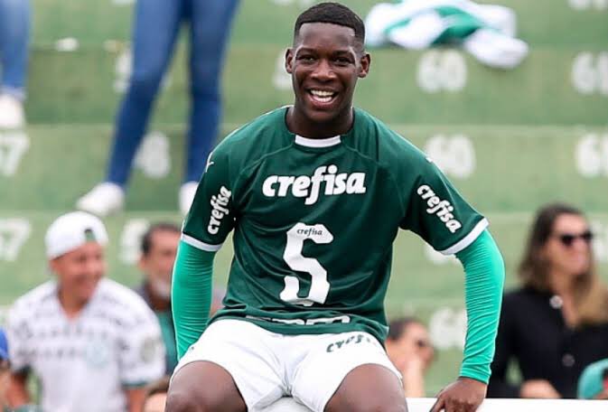 CuriosidadesBRL's tweet photo. "Não tenho problema de colocar moleque de 16, 17 anos. Eles estão acostumados. Patrick veio de torneio de favela, com tiro pra todo lado. Vai tremer com futebol? Essa molecada não tá nem aí pra nada." - Luxa.

Luxa colocou ele para bater o pênalti decisivo e garantiu o título. https://t.co/zjII4e99cO