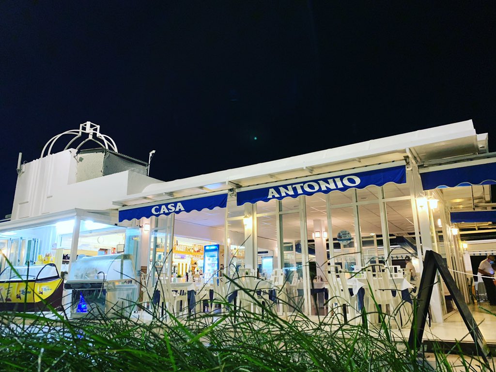 RestCasaAntonio's tweet photo. Cuando cae el día, se ilumina #CasaAntonio...... ⭐️⭐️

#Torremolinos #chiringuito #beachlife #beachday #bynight #enjoying #malaga #costadelsol #bajondillo #cocktails #balinesas #fish #pescadosymariscos https://t.co/vVl8sD2ZEm