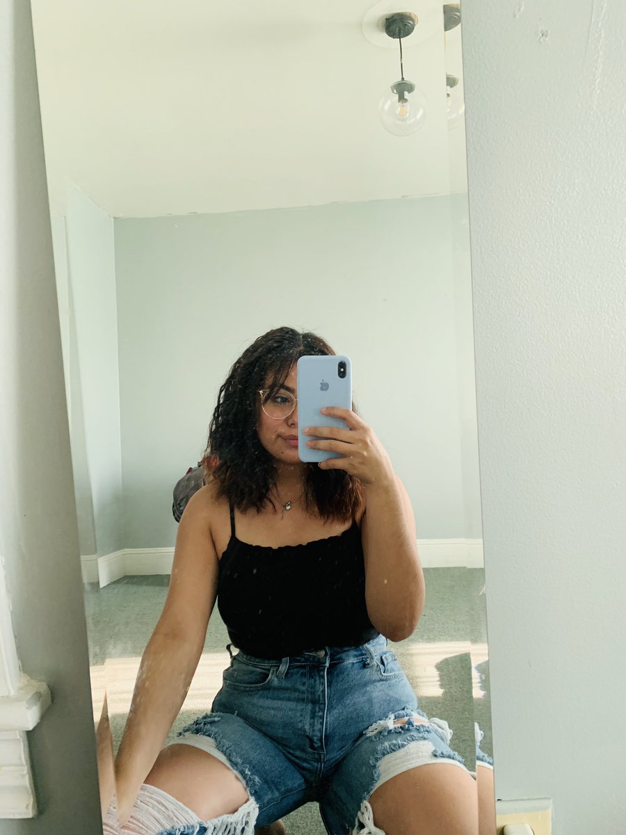 vmelaniegomez's tweet photo. Can I get some attention pls🥺👉🏼👈🏼 https://t.co/qbnwvOjdkM