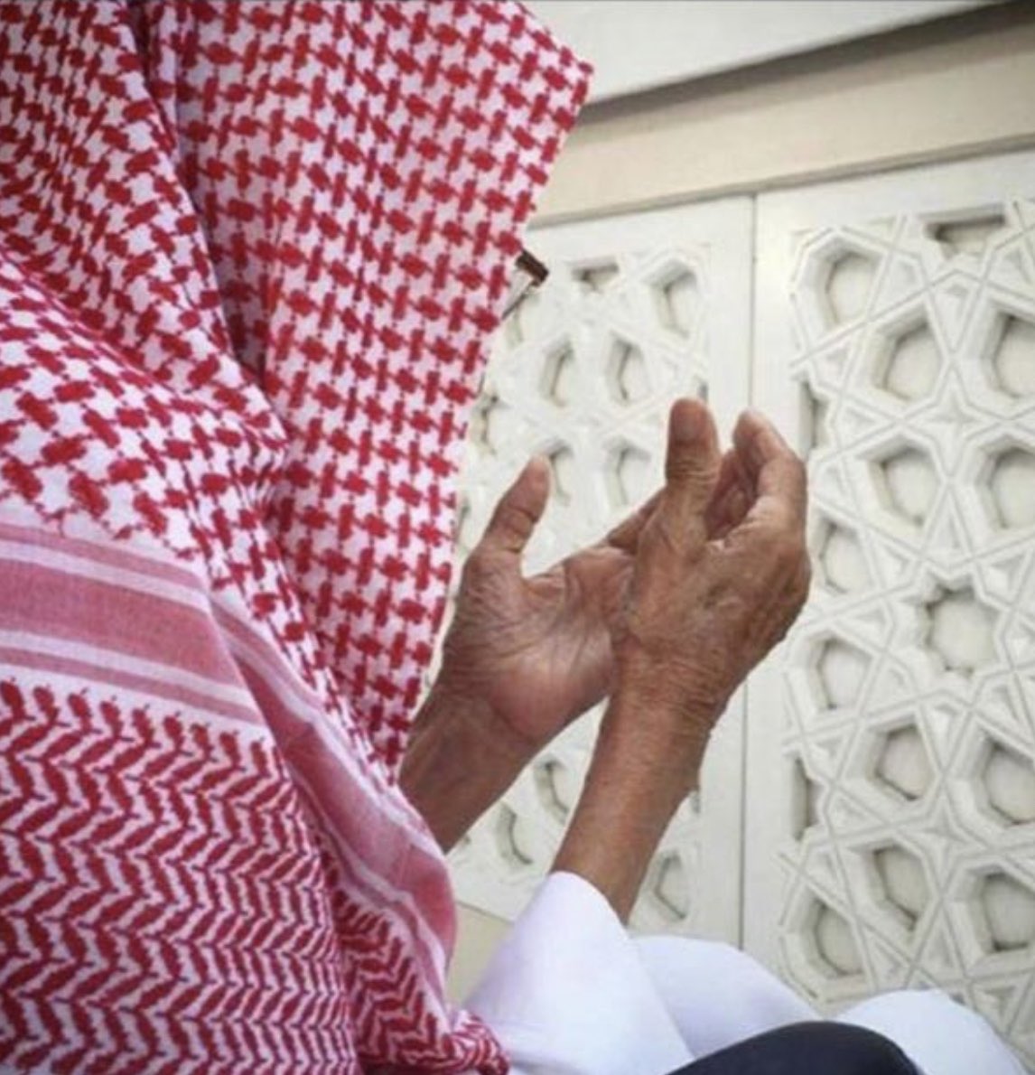 Hiz_14's tweet photo. @AlZnan11 ان القلب ليحزن وان ��لعين لتدمع 💔
وإنا لفراقك ياجدي لمحزونون ="( 

اللهم إنِ هذي اول ليله في قبره وانت اعلم بوحدته ووحشته 💔 ، ف ياربِ اّنسه وحشته و وحدته وغربته ياربِ="( 💔💔. 
 
اللهم اجمعنا به في جنات النعيم ="( 
رحلتَ ياجدي والشوق يملئُ قلبي لرؤيتك💔. https://t.co/jb8bVIN84m