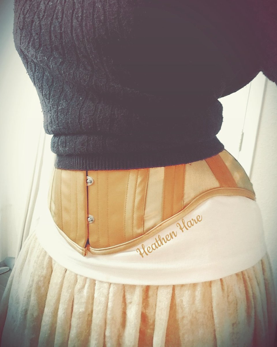 Stealthing in my Mystic City MCC19A waist training #corset. My skirt is #vintage velvet from the 60s/70s & that's an old men's hunting sweater ♡ each cost me $4.00 second hand. Waste not want not!

#bodypositivity #bodyshamingisoverparty #waisttraining #photography