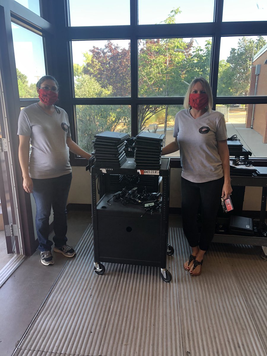 AmandaSt_John's tweet photo. Chromebook distribution In full affect#plottwist @AmandaSt_John @APSLZ4 @marisol_fraga @APSCLEVELANDMS https://t.co/l7FDiMqHkV