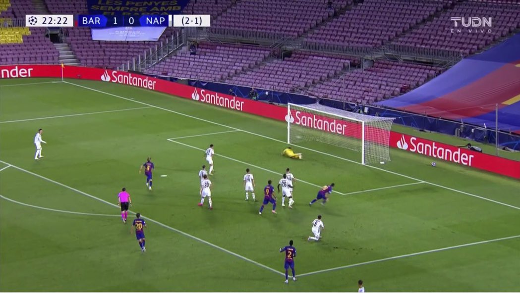 Foto 1: Napoli muy bien parado en defensa. Doble marca a Messi y Semedo llegando tarde a apoyar. Foto 2: 7 segundos después 2-0