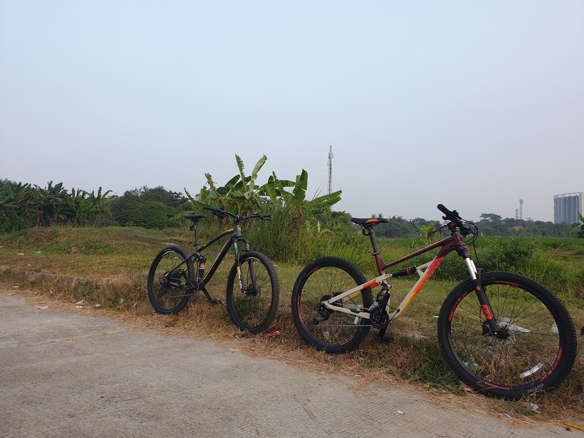 ramadhanasf's tweet photo. Me with my brother as a newbie 🚵🏽 #polygonsiskiud5 #thrillferventelite #sepedaMTB https://t.co/mwpIxGL3s7