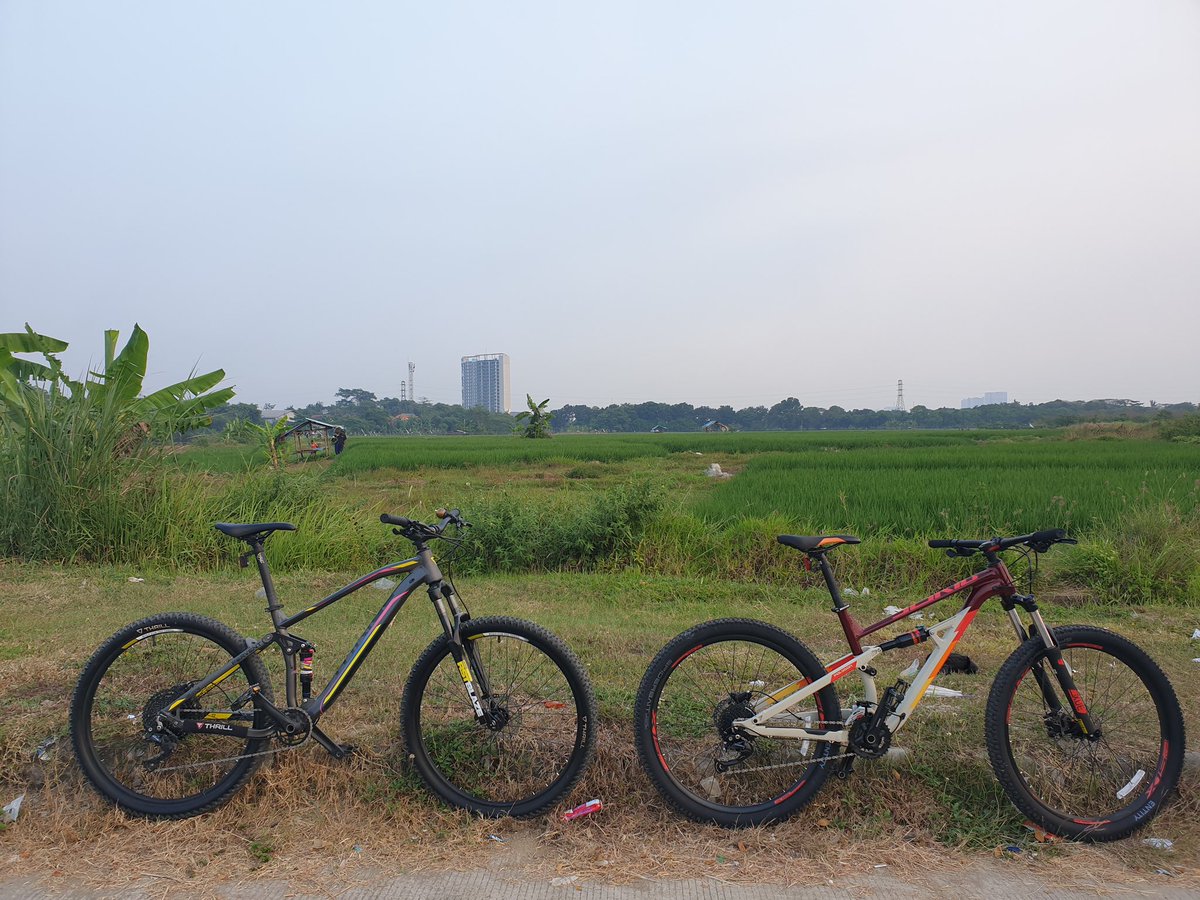ramadhanasf's tweet photo. Me with my brother as a newbie 🚵🏽 #polygonsiskiud5 #thrillferventelite #sepedaMTB https://t.co/mwpIxGL3s7