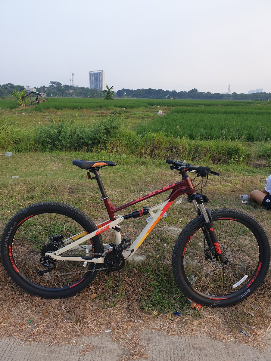 ramadhanasf's tweet photo. Me with my brother as a newbie 🚵🏽 #polygonsiskiud5 #thrillferventelite #sepedaMTB https://t.co/mwpIxGL3s7