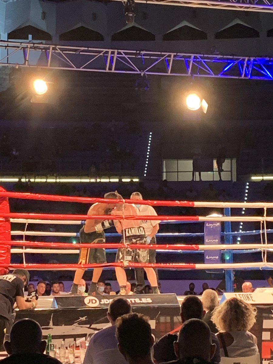Interesting and surprisingly tactical performance from @LejarragaKerman and last couple of rounds coming up @TyroneNurse not letting Kerman have all his own way #LejarragaNurse