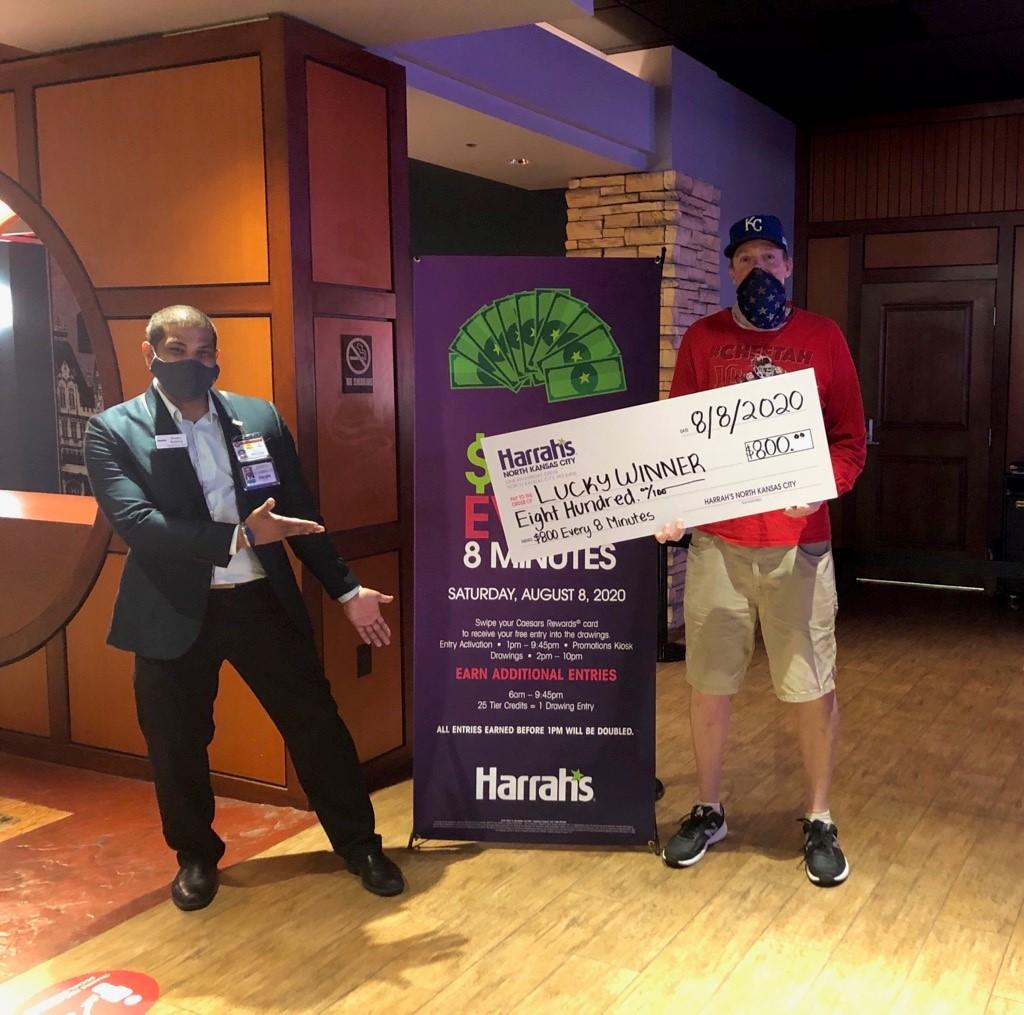 HarrahsKC's tweet photo. We've got some happy winners! $800 Every 8 Minutes is currently happening, there is still time to make it down to Harrah's! Drawings will be EVERY 8 MINUTES until 10PM tonight. #OnlyAtHarrahs #ComeOutAndPlay https://t.co/8b6G6k5DNe