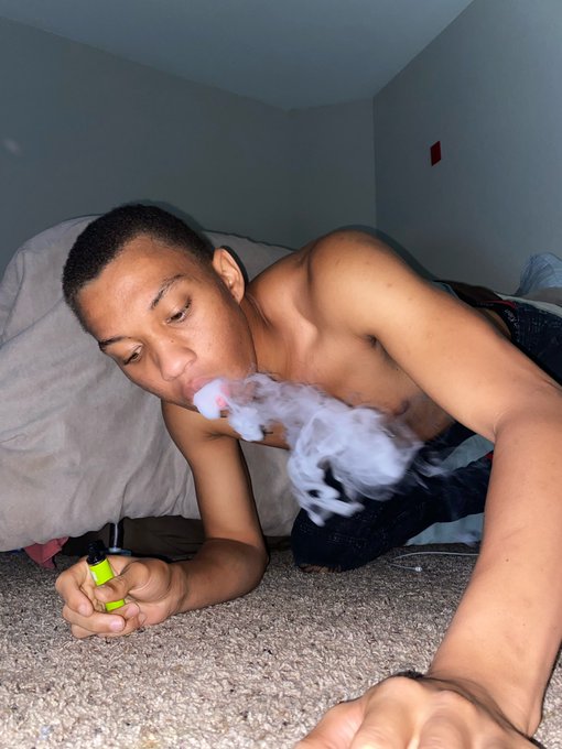 1 pic. Just some smoke in mirrors ? ?  
#gay #bi #nsfw #fourtwenty #blowme https://t.co/DykAoJfNuJ