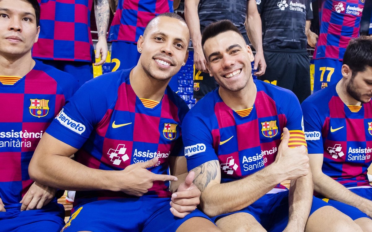 EsportsRAC1's tweet image. 💥 Sortegem una samarreta del @FCBfutbolsala (talla L) com la que porten aquests dos cracs, @Ferrao11futsal i @sergiolozano09💣, per gentilesa d'Assistència Sanitària!  

👉Participa fent un RT a la publicació i segueix-nos a 
@EsportsRAC1

🍀SORT! Dijous anunciarem el guanyador!