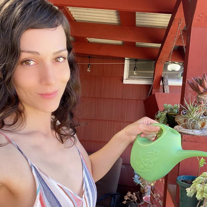 Friendly reminder to water your plants 💦🌱 https://t.co/LKoteQaelf