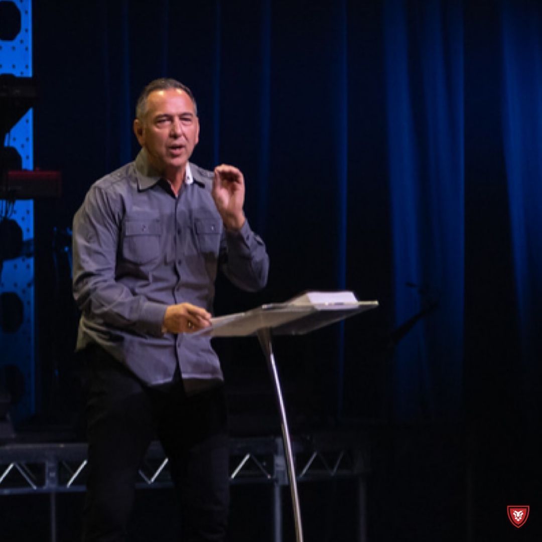 everymm's tweet image. Your friends will either dull you to your goals or sharpen you to them. If you want to be a good man, walk with good men. // Kenny Luck