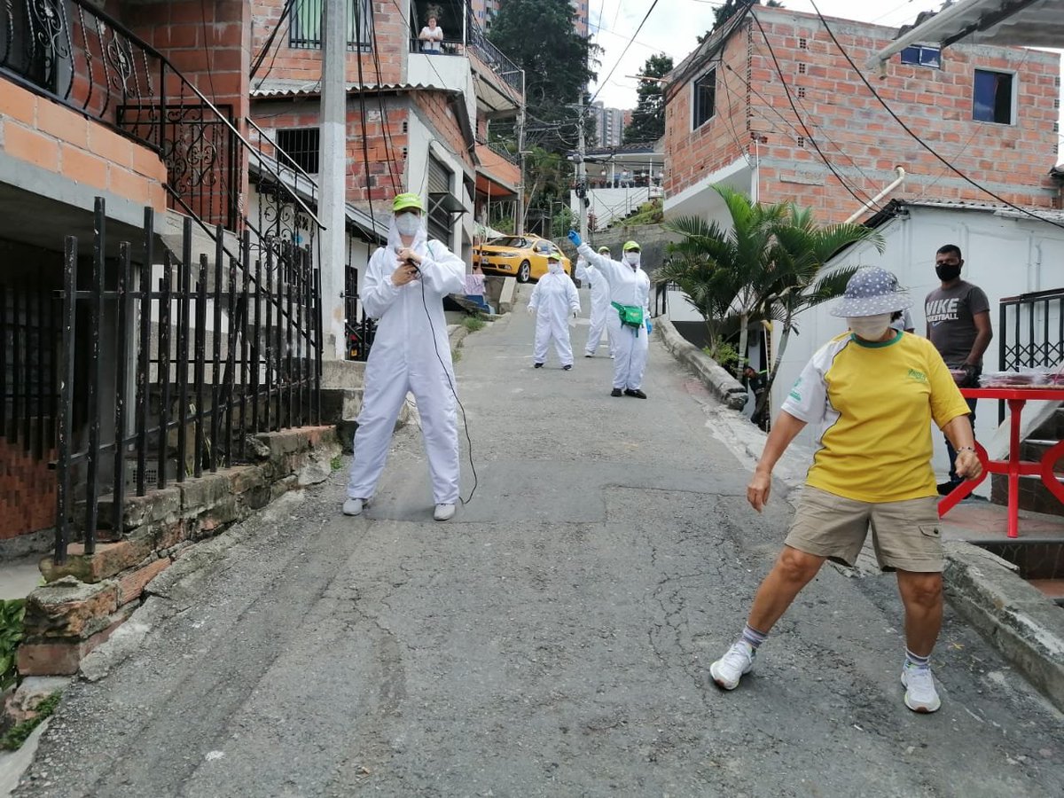 YennyMendieta3's tweet photo. Gracias al Cucaracho de la comuna 7 por participar con el Recreo Bingo de forma animada y divertida; felices que el Inder estuviese en su sector  que orgullosa me siento por ser parte de esta labor #RecreandosRecorreMedellin 
@INDERMEDELLIN
 @JaimeVillayepe3 https://t.co/31WzYwSM74