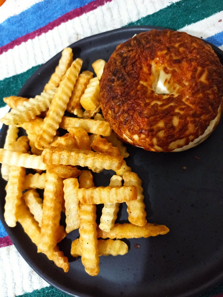 Cslcifer's tweet photo. #cachichow
Papas y un bagel pa' ✨ https://t.co/1rcGsPl0OB
