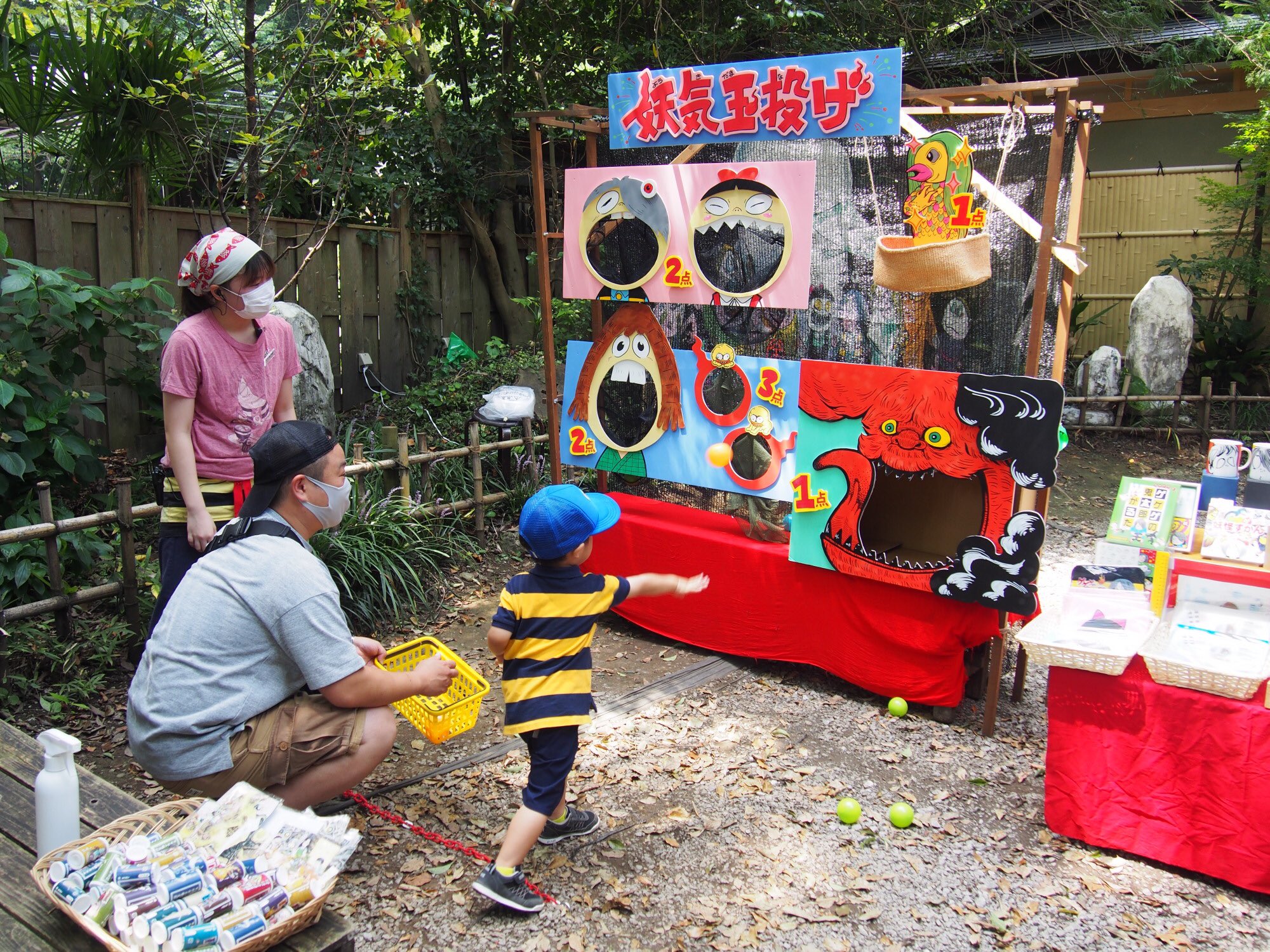 公式 鬼太郎茶屋 今日も暑いけど晴れてて嬉しいね ていっ おりゃー 妖気玉投げからは がんばる声がたくさん聞こえてきて 賑わってます みんながんばれ ๑ ๑ 的が遠くて届かないちびっこは 近くから投げれるよっ
