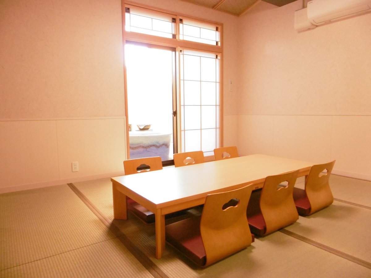 上尾天然温泉 日々喜の湯 Twitterren 皆様 日々喜の湯には貸切個室があるのをご存知ですか 当館では風呂付2部屋 風呂無2部屋ございまして特にこの時期だからかすぐに予約が埋まってしまう人気の個室 広々としていてご夫婦 友人 家族で団らんできる素敵な空間