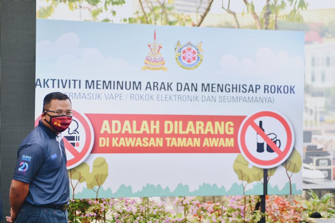 AmirudinShari's tweet photo. Selangor mencatat sejarah hari ini menjadi negeri pertama di Malaysia menguatkuasakan perintah arahan larangan meminum arak dan menghisap rokok &amp; vape di taman awam. Semoga usaha ini dapat mendidik rakyat utk menjaga kebersihan serta menghormati hak individu lain di tempat awam. https://t.co/JsQtWEpUc3