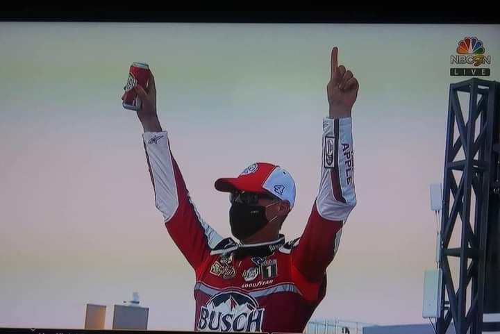 RoxanaBUD29's tweet image. Congratulations!!!   You about gave me a heart attack !!!   So proud of YOU ALL @KevinHarvick @DeLanaHarvick @StewartHaasRcng @RodneyChilders4 @KHIManagement  #4team #4won #backtoback