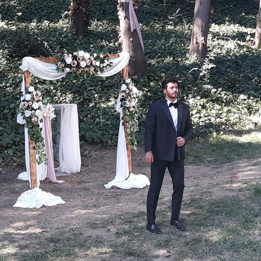__l___c___l__'s tweet photo. Reposted from @yavuzadatepe Bay Yanlış Dizisi
💭💭💭
Hayal Sahnesi💫💍
#bayyanlisfox #bayyanlış #bayyanlis #canyaman #özgegürel #setçekim #setekibi #foxtv #foxtvturkiye #nişanmasasi #nişankonsepti #ahşaptakı… https://t.co/HBNhuut5Rs https://t.co/KRkbWB5VeJ