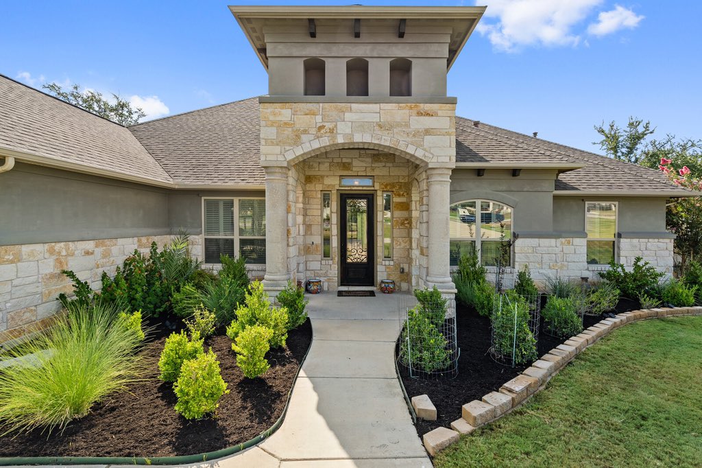 ImAdrianSalas's tweet photo. My new listing is 🔥😍 | Offered at $725,000. Follow me on IG @ AdrianSalas to see a walk through of this gorgeous home this upcoming Monday. #AustinAreaHomes #ATX https://t.co/GnZ48F5HgZ