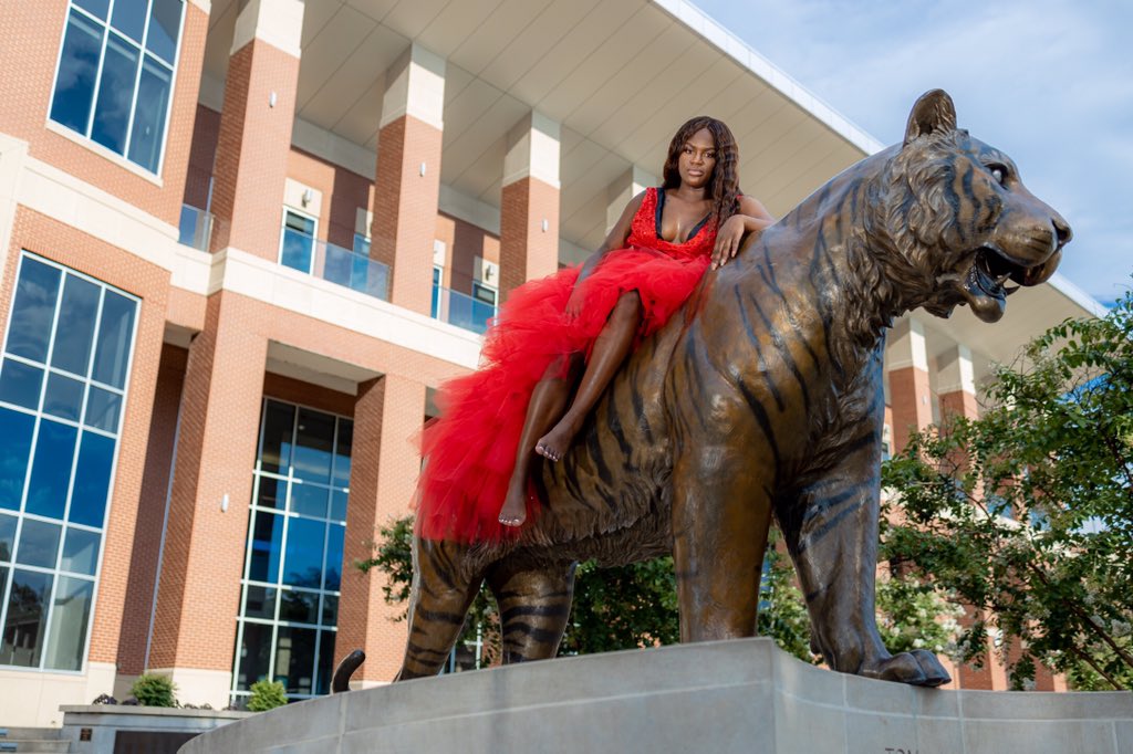 __brittneysims's tweet photo. God did it. 🎓 #MemphisGrad2020 #DegreedDelta 💙🐯 https://t.co/8V1fcrKKWh