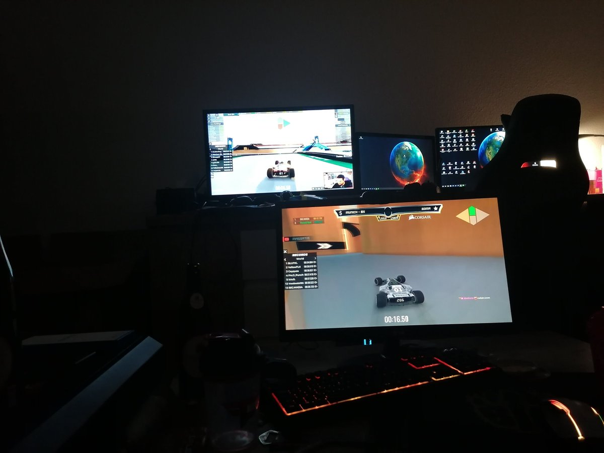 DerJoni_1999's tweet photo. Chillig @TrilluXe und @BIGmassaTM auf der LAN gucken :D https://t.co/mHxqJsypqk