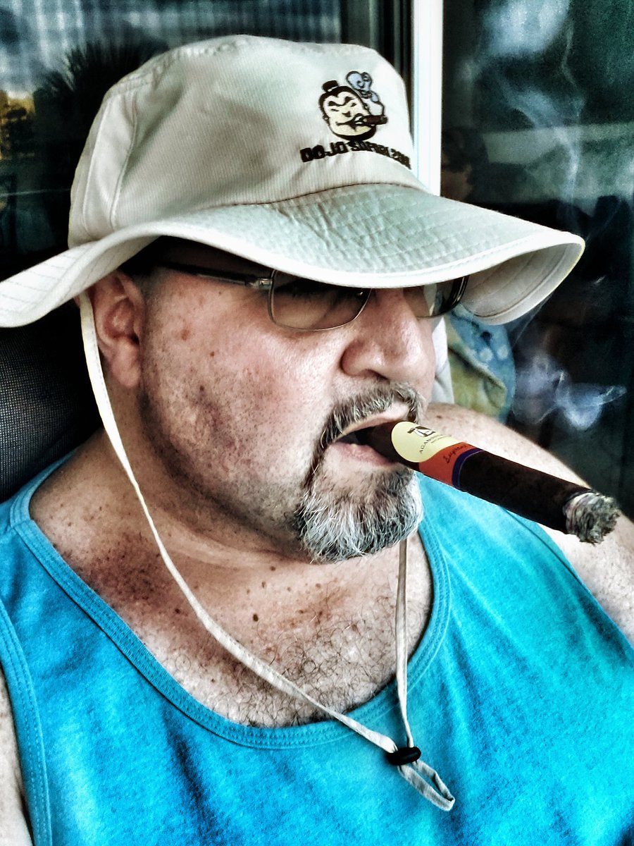 stogie_chas's tweet photo. #saturday smoking #supremeleaf by @AganorsaLeaf https://t.co/n4nYZkOgzD