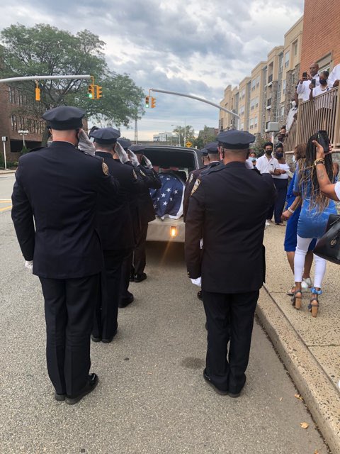 🇺🇸Marine & P.O. Timothy Roberts retired  in 1993 @NYPDTransit . On Friday he was laid to rest .Thank you for your service as a Police Officer & @USMC . Rest In Peace Officer 
#RockvilleCenterNY
#FidelisAdMortem 
#Dualservice