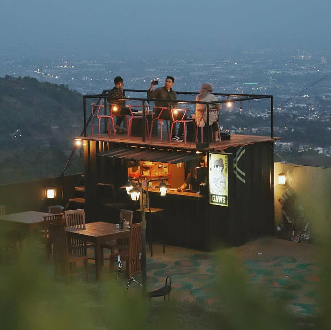 12. CartilCaringin Tilu adalah salah satu alternatif terbaik tujuan berwisata, yang senang dengan suasana alam pegunungan yang khas yaitu eksotis,Indah pemandanganya, dingin udaranya dan romantis suasananya, kalian bisa liat kota kembang bandung dari atas sini.