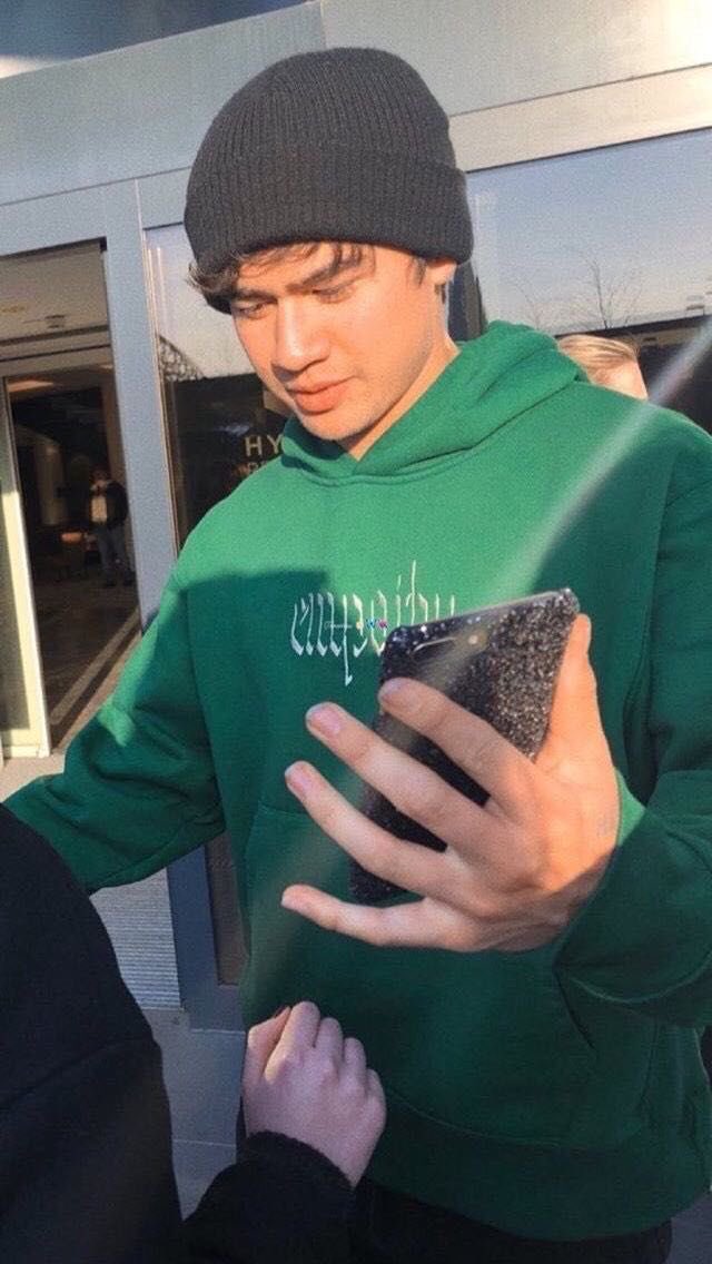 onlyirwinn's tweet photo. calum hood in this hoodie; a thread https://t.co/ntK49xJFa4