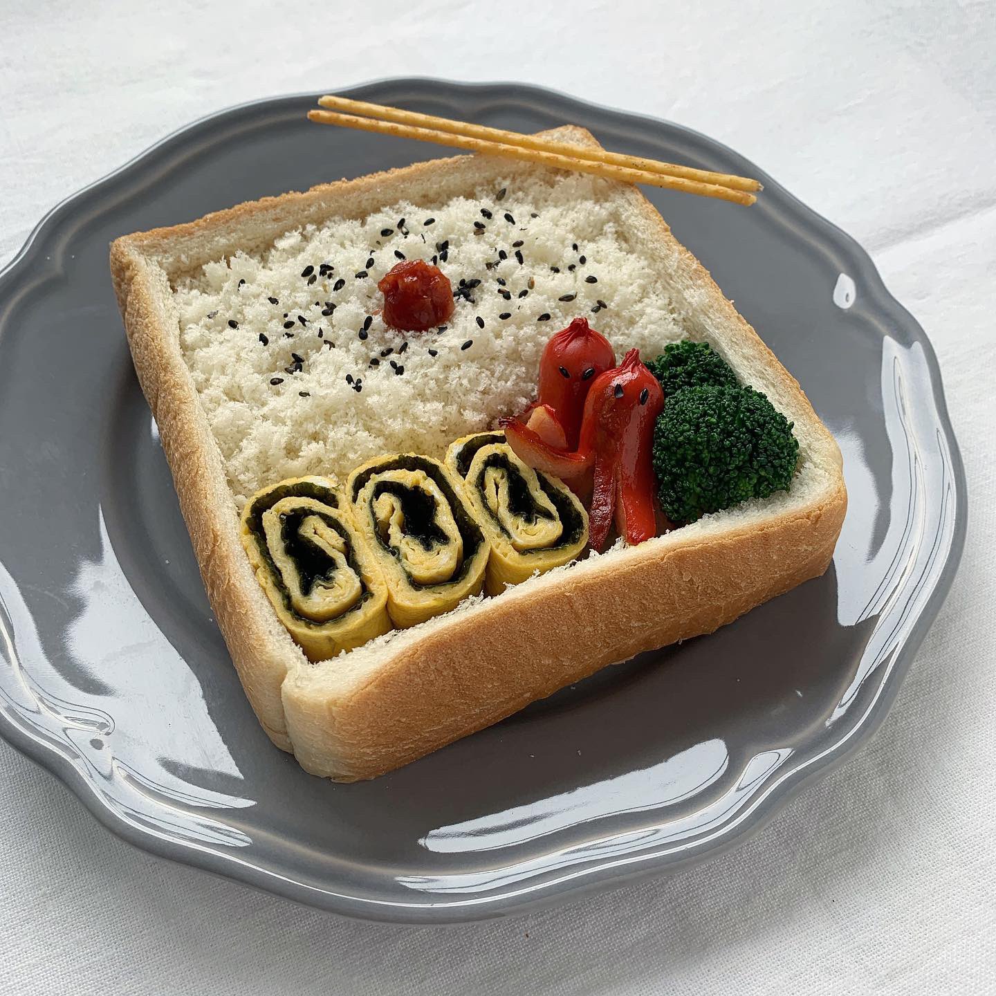 トーストアート 4枚切り食パンをくり抜いてお弁当を作った場合 パンアート フードアート お弁当 T Co Oe39bpybek Twitter