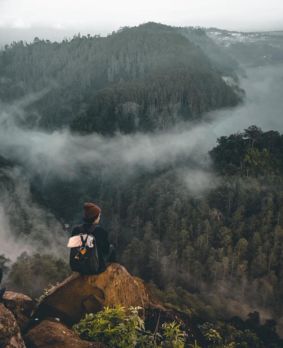 13. Tebing keratonKalian kalo kesini harus pagi bangett biar dapet sunrise yh, adem bangett gangerti lagi, sejuk masih seger udaranya. Cocok buat Sunmorii bareng temen xixi.