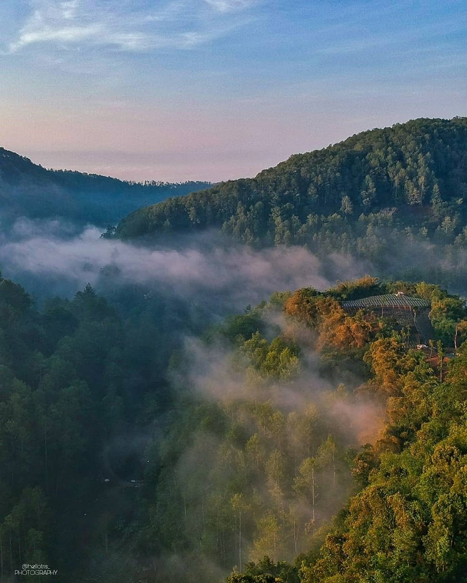 13. Tebing keratonKalian kalo kesini harus pagi bangett biar dapet sunrise yh, adem bangett gangerti lagi, sejuk masih seger udaranya. Cocok buat Sunmorii bareng temen xixi.