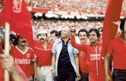 Americaenlared's tweet photo. ¡Se nos va una leyenda! 
Lamentamos el fallecimiento del Dr Gabriel Ochoa Uribe, el técnico más campeón con @AmericadeCali 
Hoy se nos arruga a todos el corazón, junto al profe Ochoa se irán tantas tardes y noches llenas de alegría en la historia escarlata. https://t.co/pYi6n3KemY