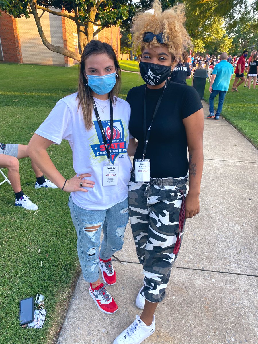 SNUwbb's tweet photo. Love seeing players on campus! Can’t wait for the others to arrive #boltsupmaskup https://t.co/qvms3fmo04