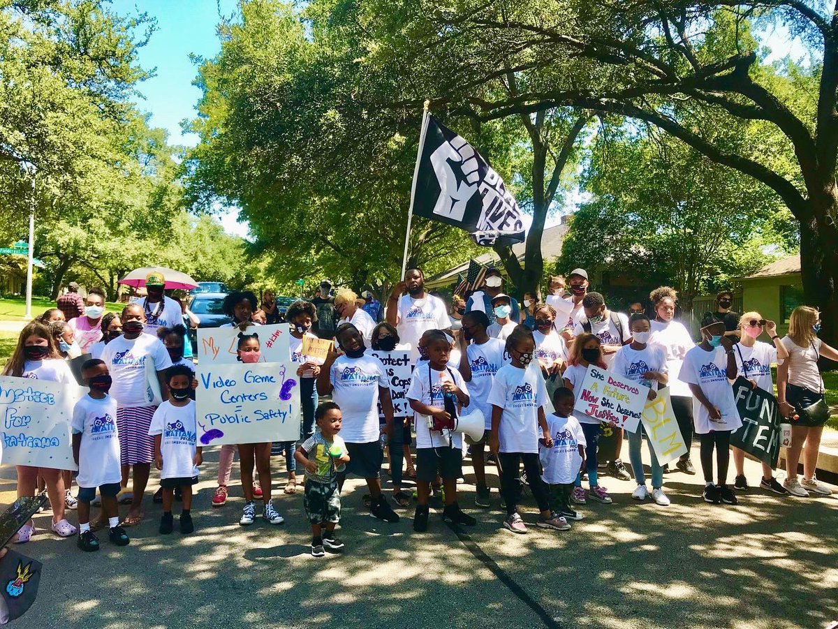 TXStreetMedics's tweet photo. Texas Street Medics had a wonderful time at the Children's Protest in Fort Worth today.. Thank you to @grassroots_law and the Atatiana Project for having us out there to help keep everyone healthy and hydrated! #BlackLivesMatter #BLM
#protests #streetmedic #fortworth https://t.co/vMZTU63V9O
