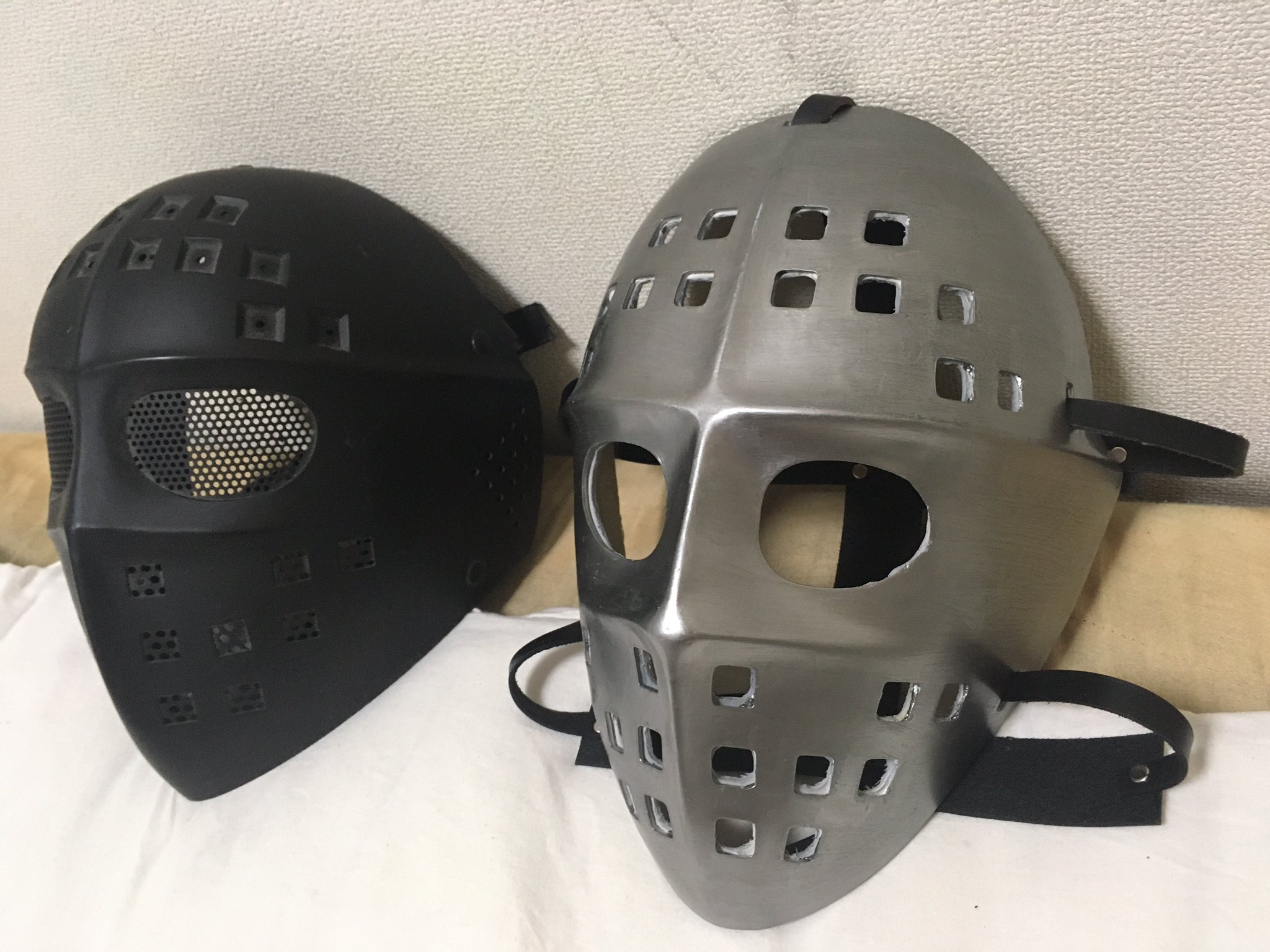 シタデルの工作室 サバゲー用ホッケーマスクと ヒューマンガス様マスクのシルエット比較 左のサバゲー用ホッケーマスクは上半分が寸詰まりで側面が間延びしてる感じ 視界を広く確保するのと金型の問題だったんだろうけど 自分のデカ頭に全くフィット シタデルの工作室 サバゲー用ホッケーマスクと ヒューマンガス様マスクのシルエット比較 左のサバゲー用ホッケーマスクは上半分が寸詰まりで側面が間延びしてる感じ 視界を広く確保するのと金型の問題だったんだろうけど 自分のデカ頭に全くフィット