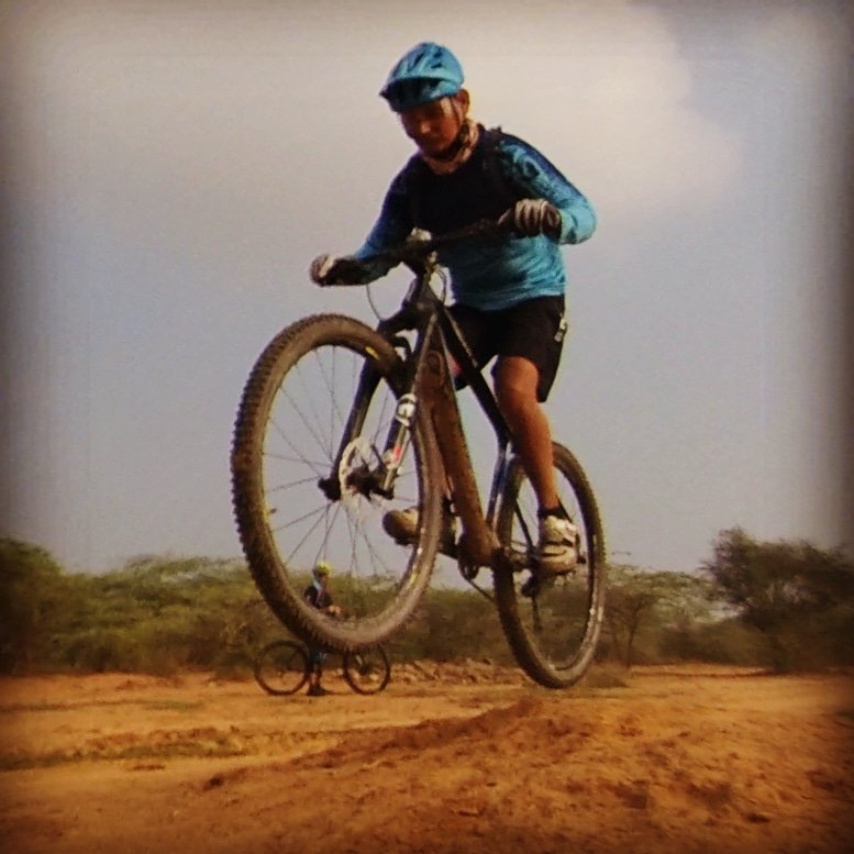 RastroHunter's tweet photo. The Jump.
#mountainbike #velo #cyclinglife #cycling #cyclingculture #cyclingaddict #cyclinglove #mtblove #mtbindia #mountainbiking #mtblifestyle #mtblife #mtb #instapic #aravali #gurgaon #gurugram #insta360onex #instapic https://t.co/XGKVdjFbNo